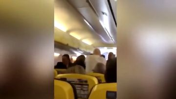 Pelea en un avión de Ryanair: un pasajero trata de arrancar la nariz a otro de un mordisco