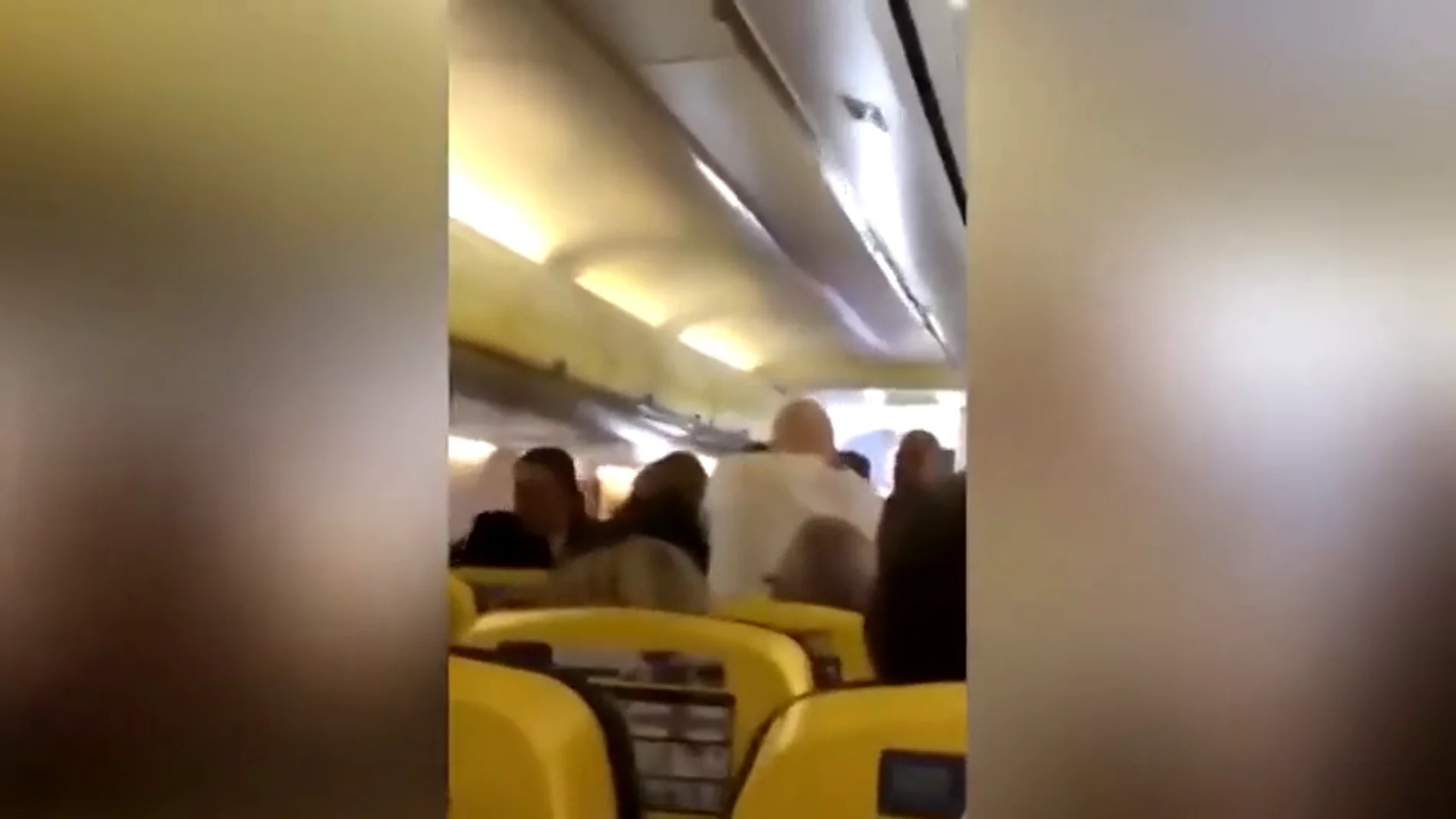 Pelea en un avión de Ryanair: un pasajero trata de arrancar la nariz a otro de un mordisco