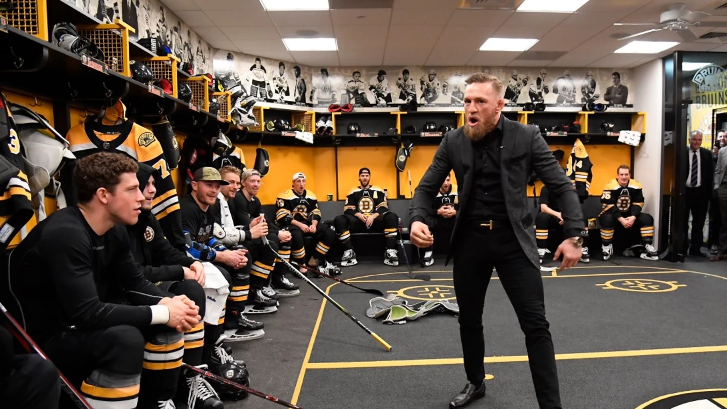 Conor McGregor, en el vestuario de los Boston Bruins de la NHL Conor McGregor, en el vestuario de los Boston Bruins de la NHL