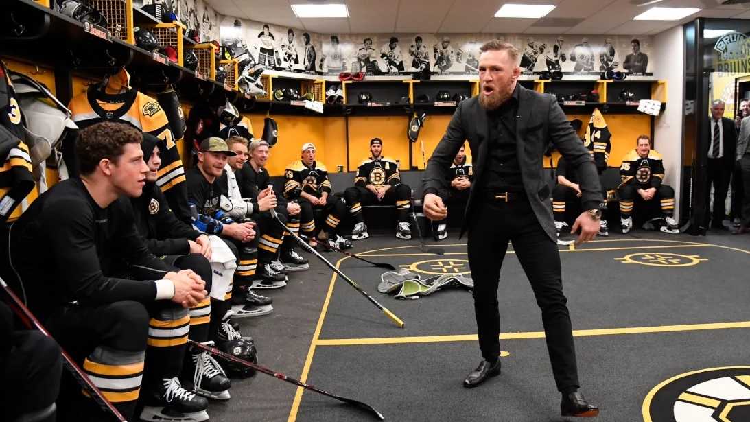 Conor McGregor, en el vestuario de los Boston Bruins de la NHL