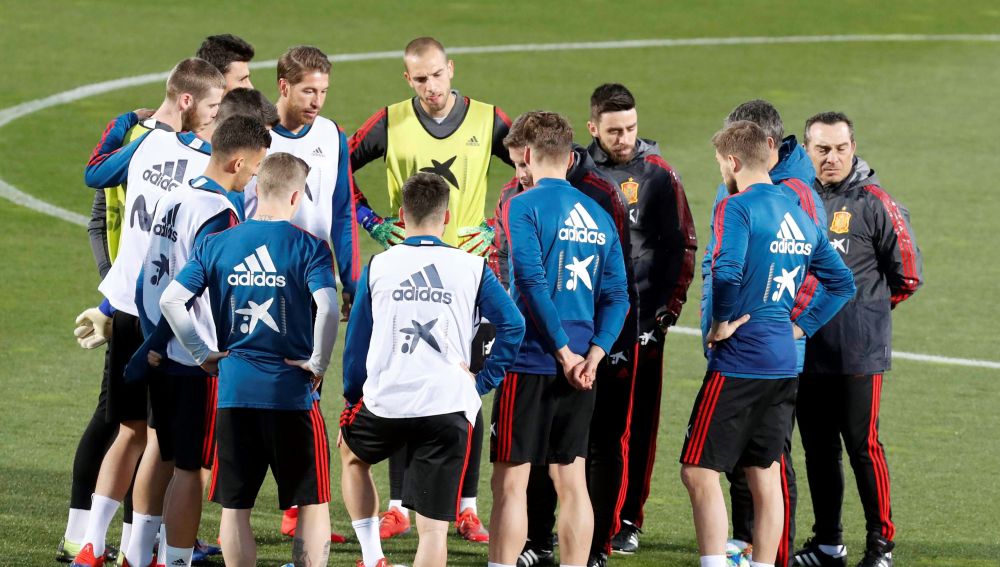 Los jugadores españoles, durante un entrenamiento con la Selección
