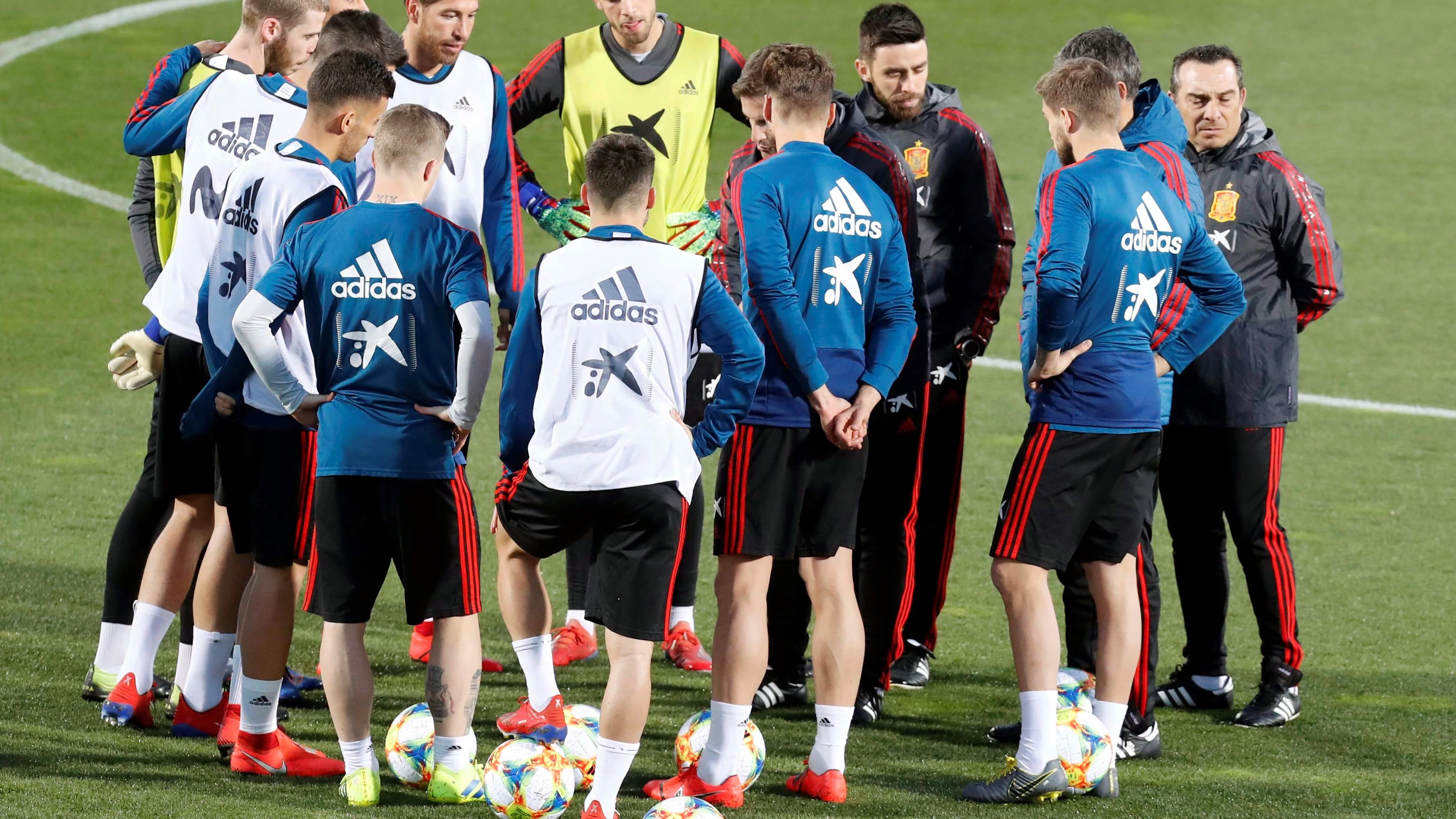 Los jugadores españoles, durante un entrenamiento con la Selección