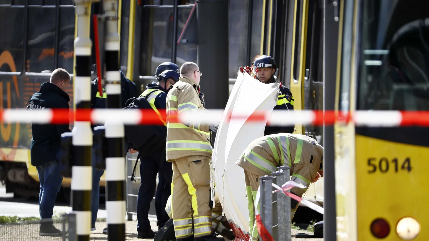 Miembros de los servicios de emergencias trabajan en la plaza del 24 de Octubre Miembros de los servicios de emergencias trabajan en la plaza del 24 de Octubre