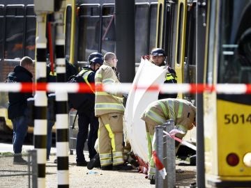 Miembros de los servicios de emergencias trabajan en la plaza del 24 de Octubre Miembros de los servicios de emergencias trabajan en la plaza del 24 de Octubre