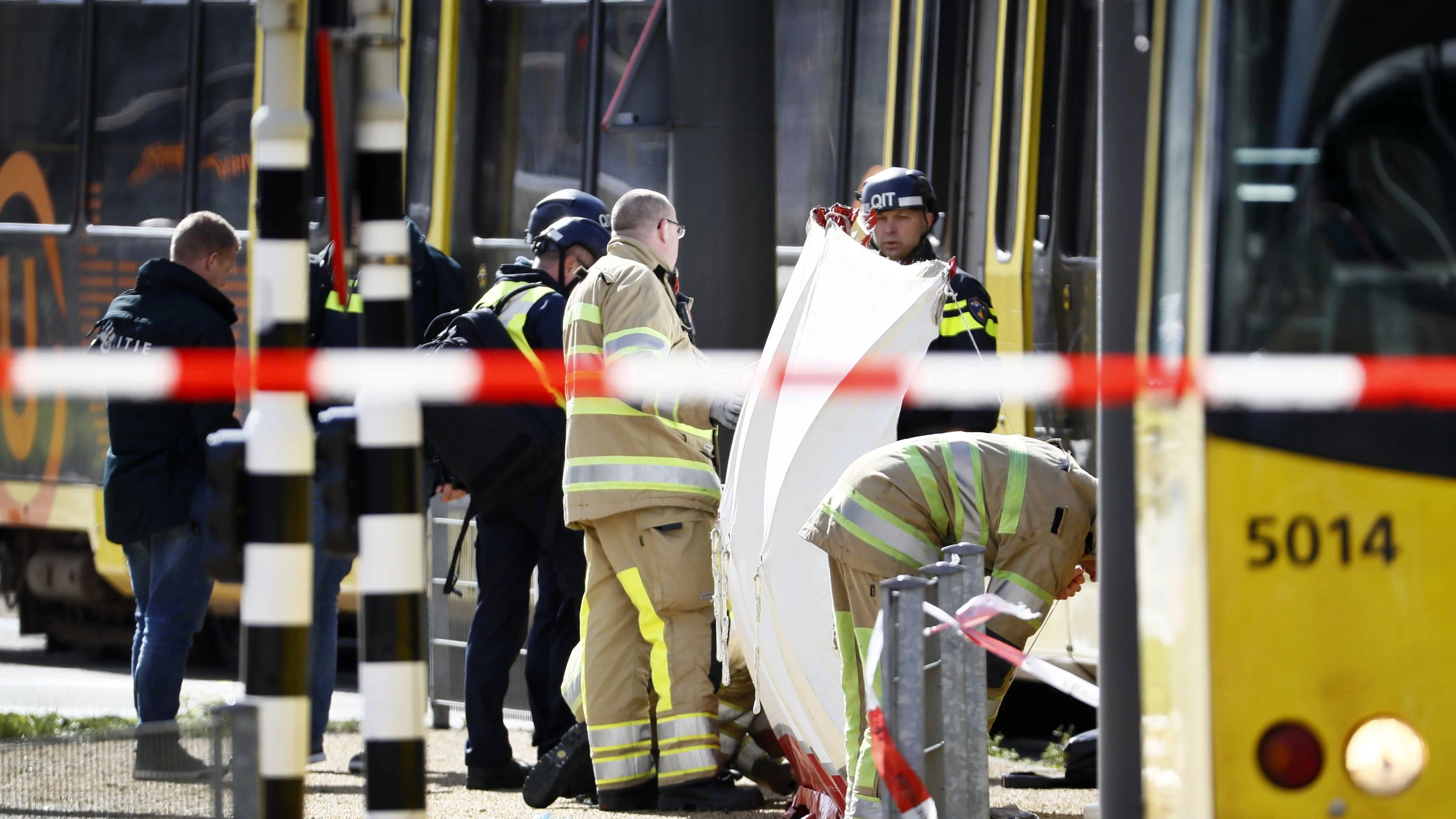 Miembros de los servicios de emergencias trabajan en la plaza del 24 de Octubre