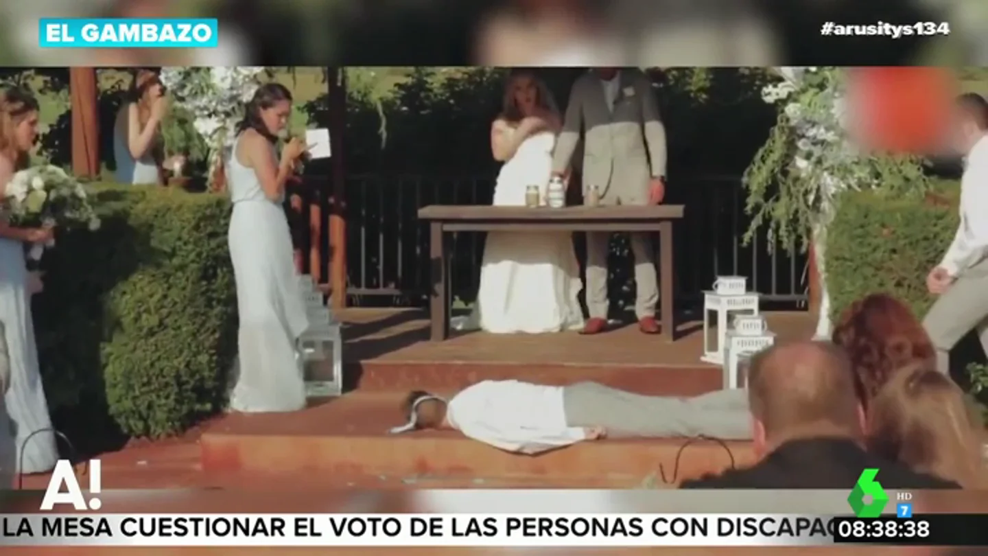 Impactantes imágenes: el padrino de una boda se desmaya e impacta contra el suelo en durante la ceremonia Impactantes imágenes: el padrino de una boda se desmaya e impacta contra el suelo en durante la ceremonia