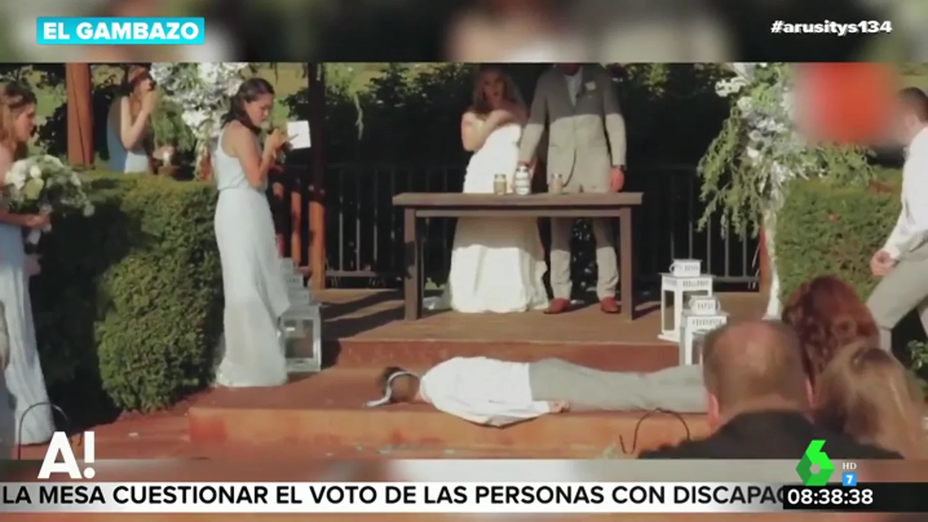 Impactantes imágenes: el padrino de una boda se desmaya e impacta contra el suelo en durante la ceremonia