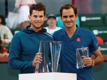 Dominic Thiem y Roger Federer posan con los trofeos tras la fina Dominic Thiem y Roger Federer posan con los trofeos tras la fina