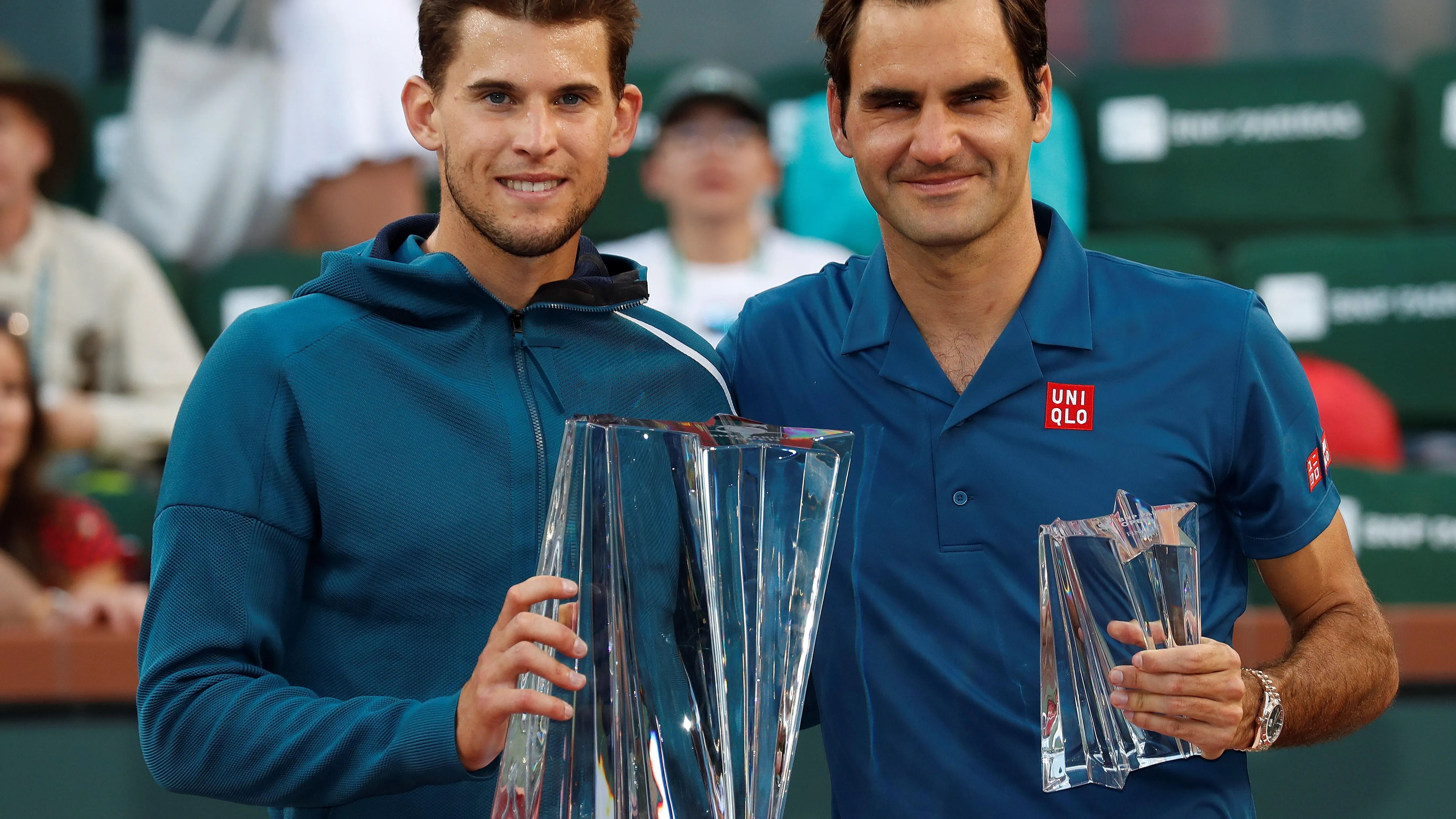 Dominic Thiem y Roger Federer posan con los trofeos tras la fina