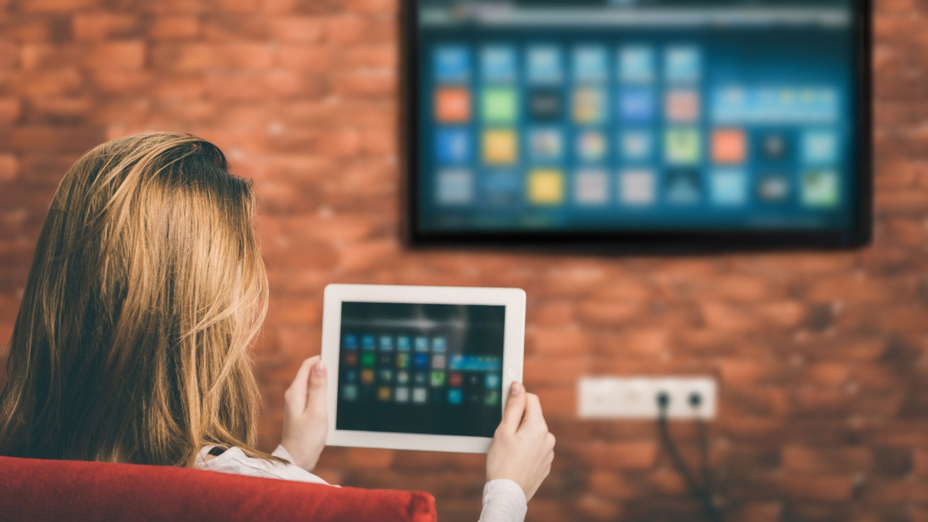 Mujer viendo la televisión