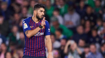 Luis Suárez celebra su gol al Betis en el Villamarín