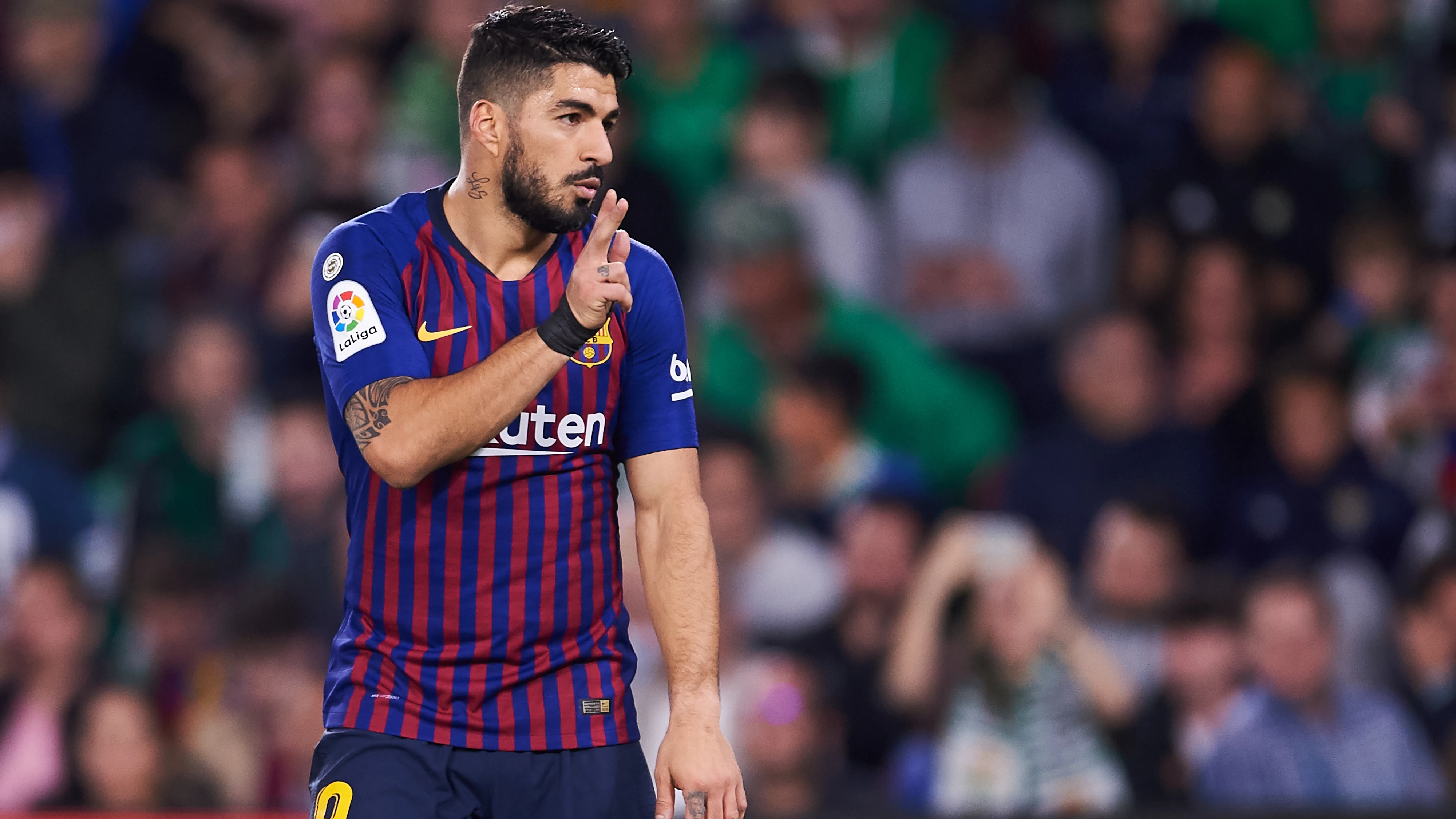 Luis Suárez celebra su gol al Betis en el Villamarín