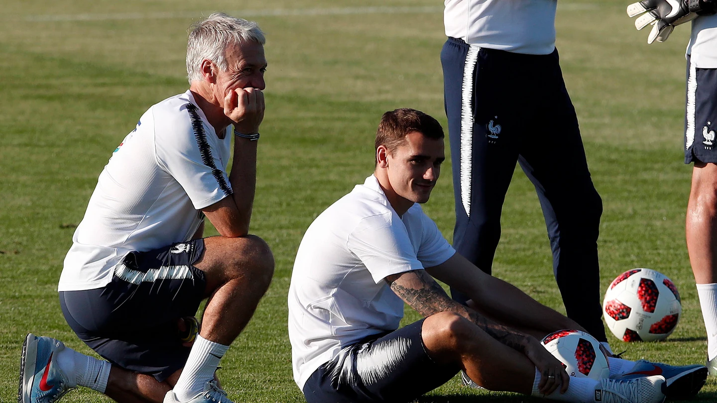 Griezmann y Deschamps en un entrenamiento de la selección francesa Griezmann y Deschamps en un entrenamiento de la selección francesa