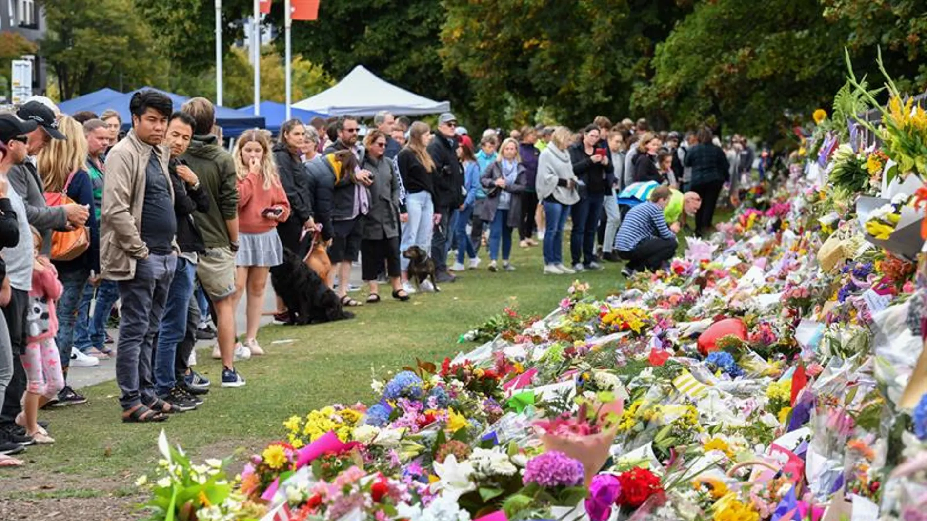 Numerosas personas visitan el memorial tras el atentado en Chirstchurch