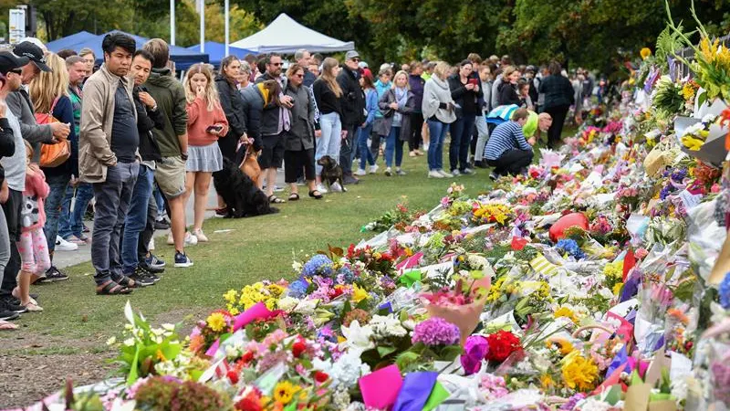 Numerosas personas visitan el memorial tras el atentado en Chirstchurch