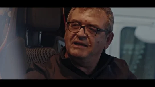 La emoción de un camionero al hablar de su hija, que sacó la nota más alta en la selectividad de Andalucía: "Eso es lo que a mí me empuja" La emoción de un camionero al hablar de su hija, que sacó la nota más alta en la selectividad de Andalucía: "Eso es lo que a mí me empuja"