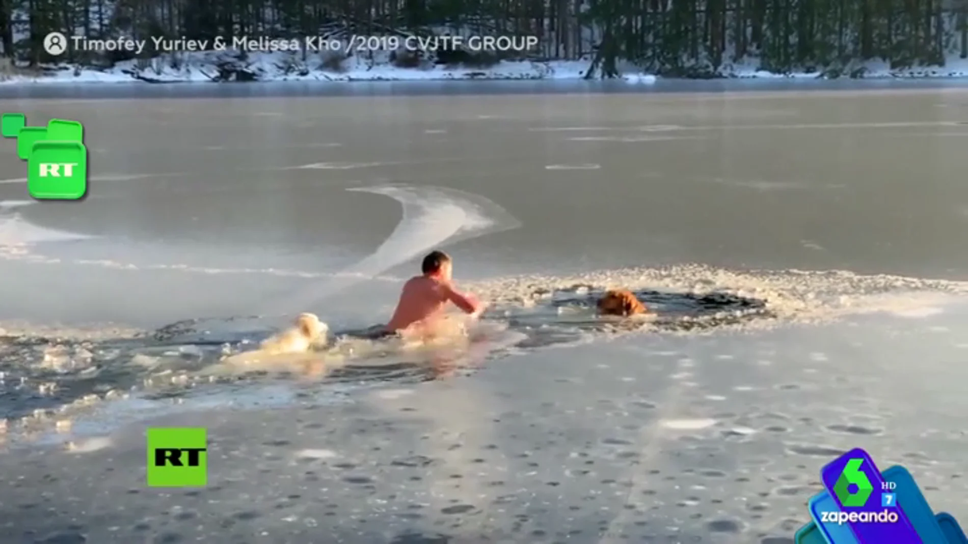 El enternecedor momento en el que un hombre rescata a sus dos perros tras quedarse atrapados en el hielo