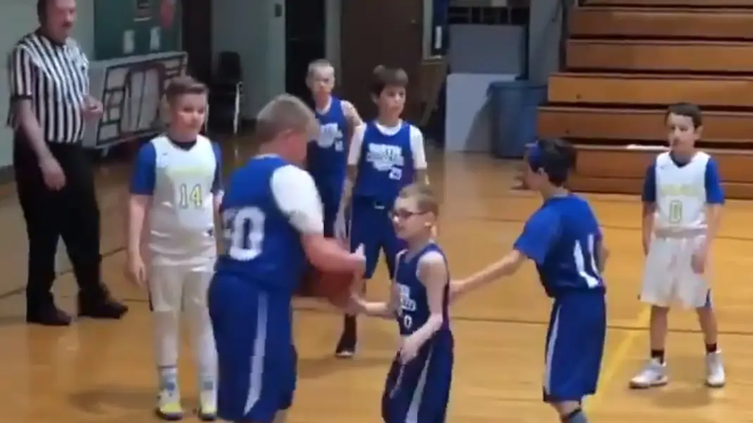 Emotiva escena en un partido de baloncesto