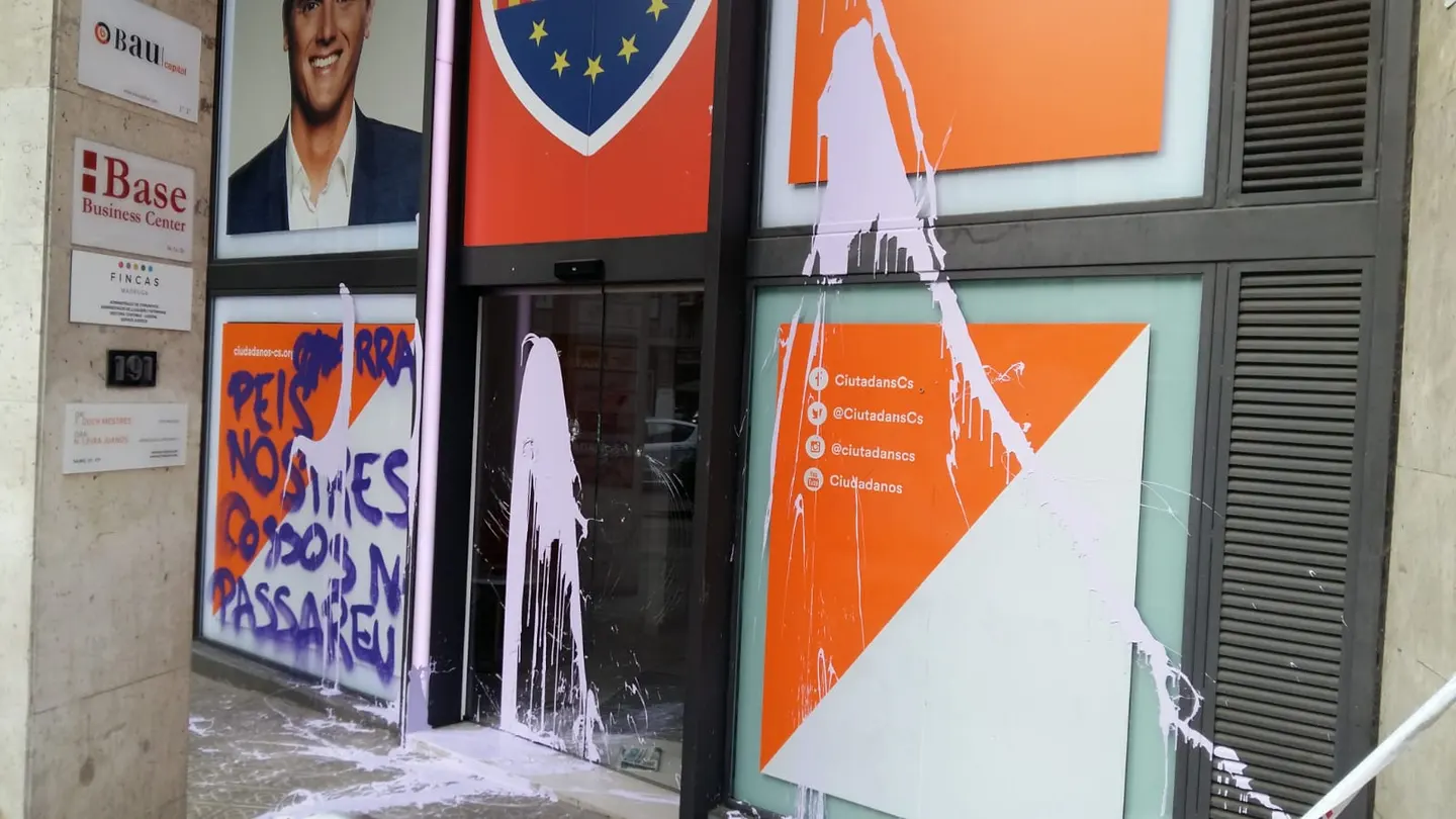 Destrozos en la sede de Ciudadanos. Destrozos en la sede de Ciudadanos.