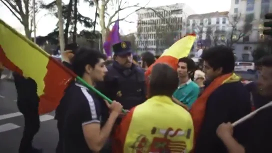 La lección de un policía a unos jóvenes con banderas de España en la manifestación independentista: "La democracia es eso" La lección de un policía a unos jóvenes con banderas de España en la manifestación independentista: "La democracia es eso"