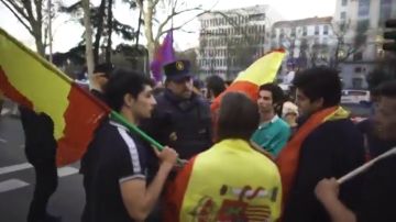 La lección de un policía a unos jóvenes con banderas de España en la manifestación independentista: "La democracia es eso"