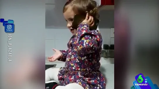 El adorable vídeo en el que la niña de 'Allí Abajo' llama por teléfono a Jon Plazaola, su padre en la serie: "Aita" El adorable vídeo en el que la niña de 'Allí Abajo' llama por teléfono a Jon Plazaola, su padre en la serie: "Aita"