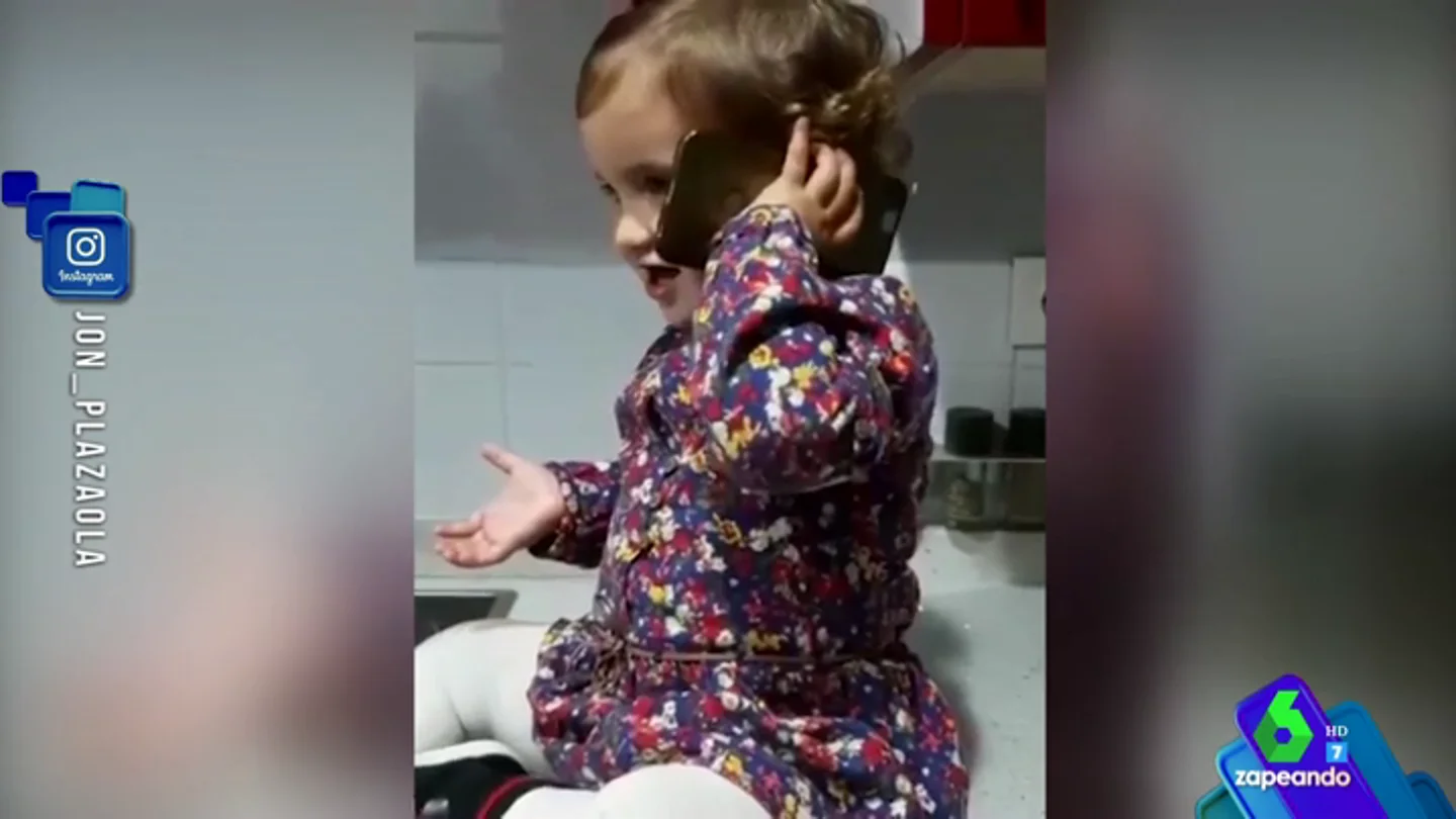 El adorable vídeo en el que la niña de 'Allí Abajo' llama por teléfono a Jon Plazaola, su padre en la serie: "Aita" El adorable vídeo en el que la niña de 'Allí Abajo' llama por teléfono a Jon Plazaola, su padre en la serie: "Aita"