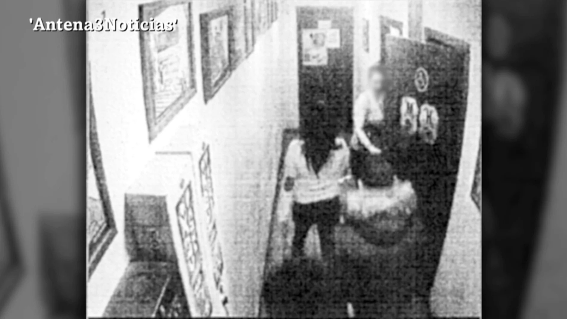 Primeras imágenes de 'La Manada de Sabadell' persiguiendo a su víctima hasta el baño del pub antes de la agresión sexual