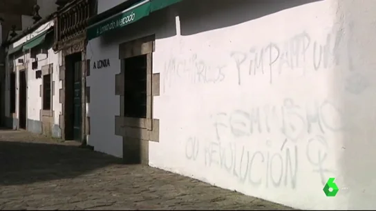Aparecen nuevas pintadas con mensajes feministas en el casco histórico de Santiago de Compostela Aparecen nuevas pintadas con mensajes feministas en el casco histórico de Santiago de Compostela