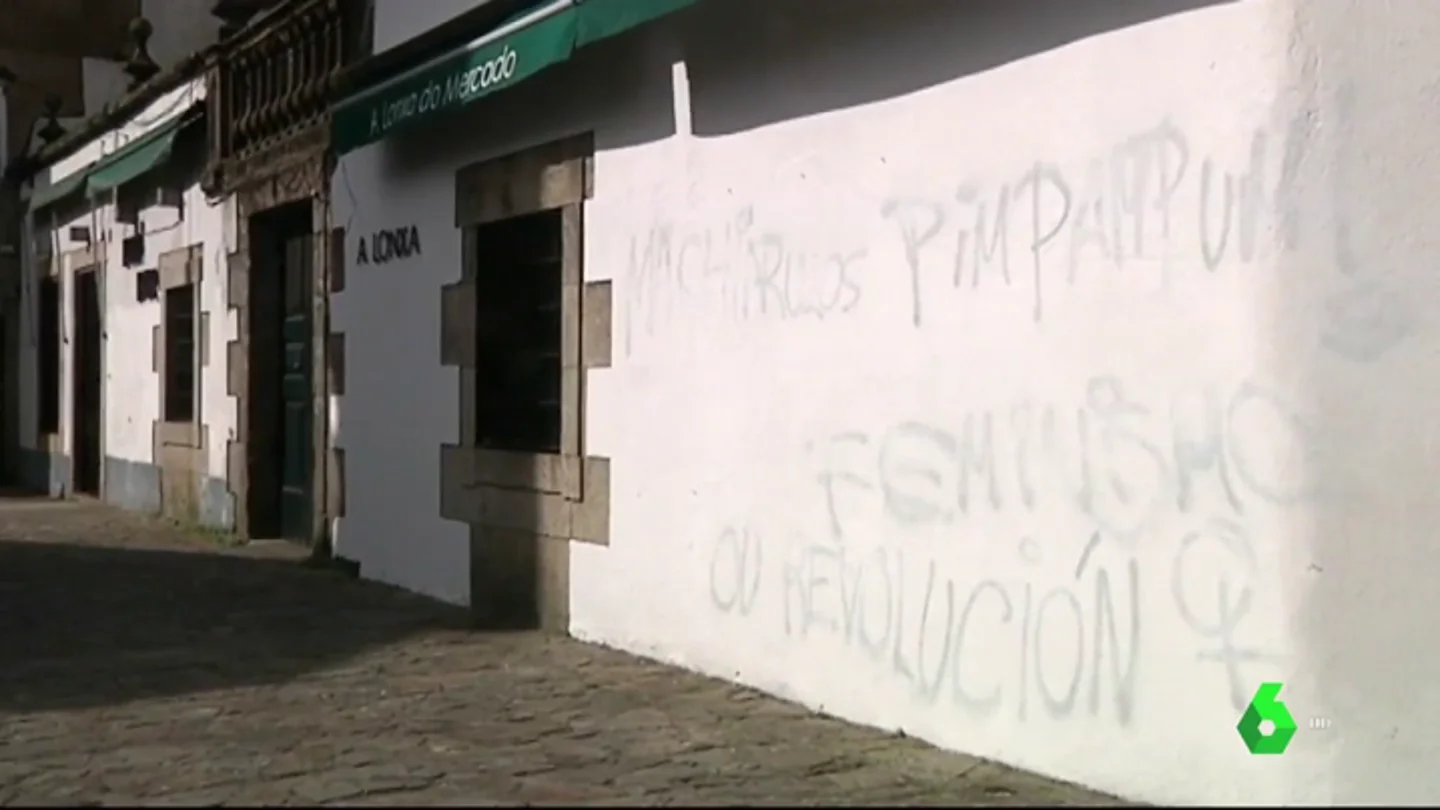 Aparecen nuevas pintadas con mensajes feministas en el casco histórico de Santiago de Compostela Aparecen nuevas pintadas con mensajes feministas en el casco histórico de Santiago de Compostela