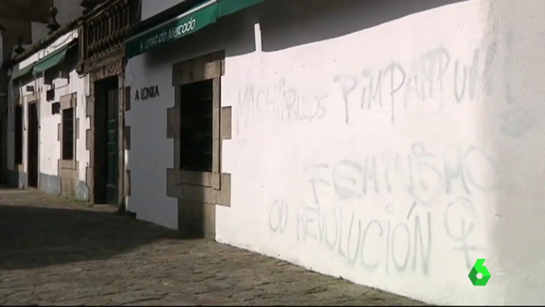 Aparecen nuevas pintadas con mensajes feministas en el casco histórico de Santiago de Compostela