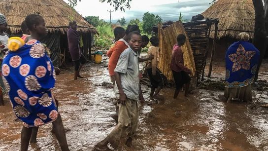 Habitantes de Chiluvi, una aldea del centro de Mozambique, caminan por una calle cubierta de lodo Habitantes de Chiluvi, una aldea del centro de Mozambique, caminan por una calle cubierta de lodo