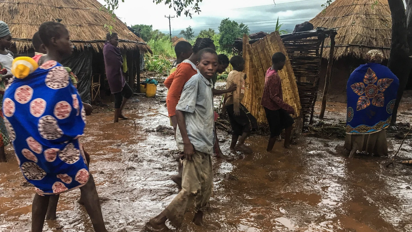 Habitantes de Chiluvi, una aldea del centro de Mozambique, caminan por una calle cubierta de lodo Habitantes de Chiluvi, una aldea del centro de Mozambique, caminan por una calle cubierta de lodo