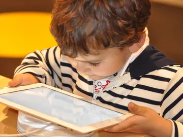 Un niño con una tableta Un niño con una tableta