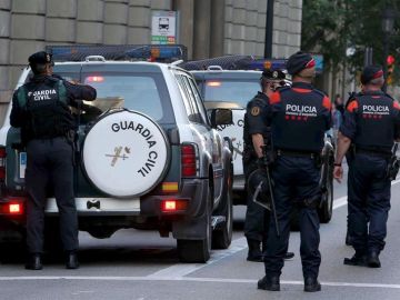 Mossos d'esquadra escoltan a los vehículos de la Guardia Civil Mossos d'esquadra escoltan a los vehículos de la Guardia Civil