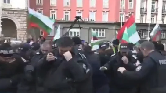 Los agentes búlgaros afectados por el gas pimienta Los agentes búlgaros afectados por el gas pimienta