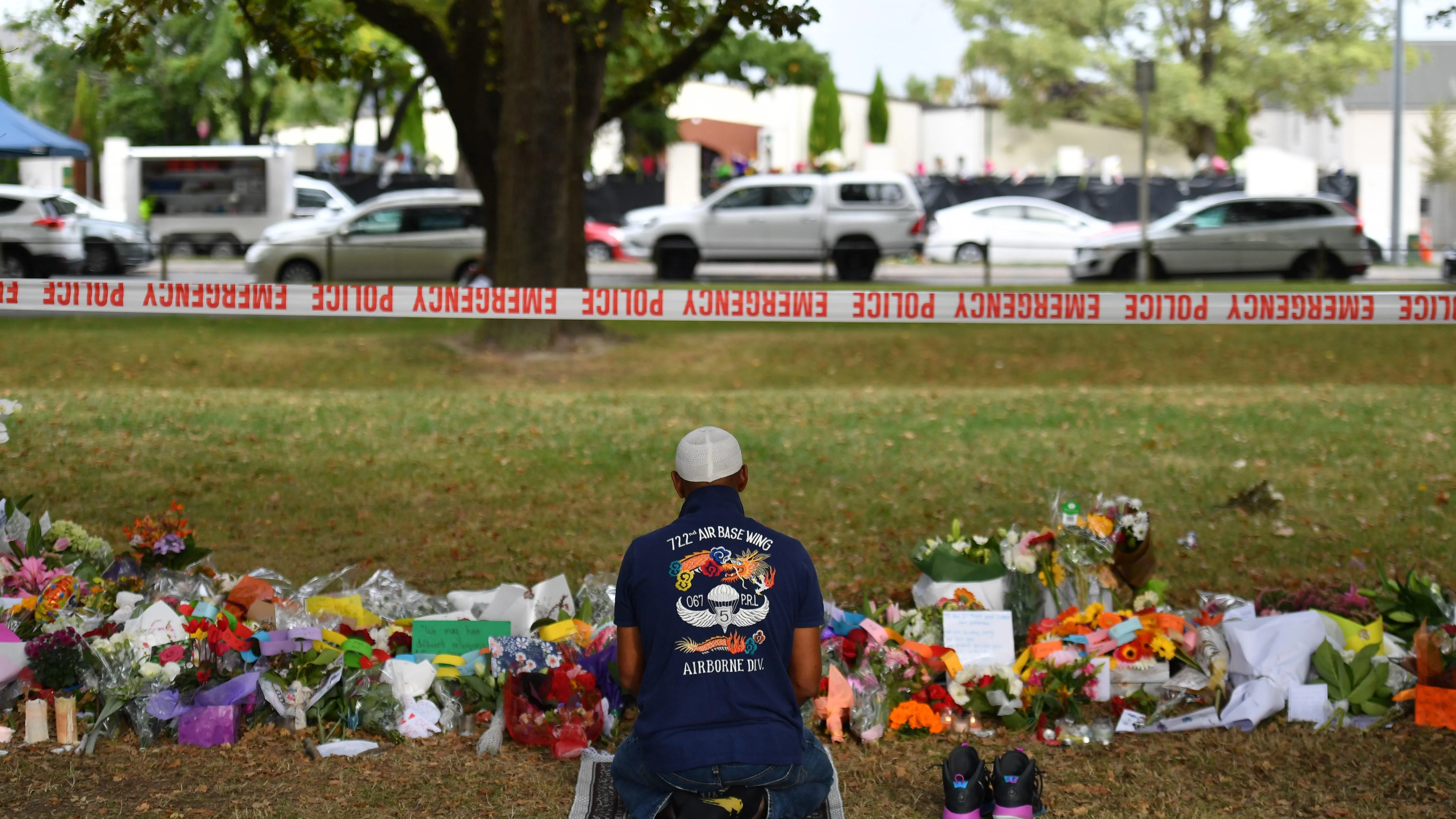 Un musulmán reza en un monumento improvisado en la mezquita de Al Noor en Deans Rd., Christchurch (Nueva Zelanda).