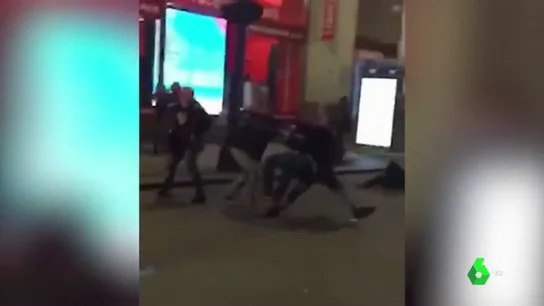Un hombre golpea a dos personas con un arma cargada en Nueva York Un hombre golpea a dos personas con un arma cargada en Nueva York