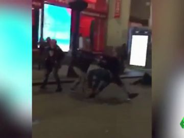 Un hombre golpea a dos personas con un arma cargada en Nueva York Un hombre golpea a dos personas con un arma cargada en Nueva York