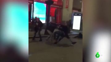 Un hombre golpea a dos personas con un arma cargada en Nueva York