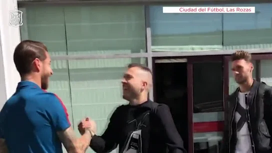Sergio Ramos ejerce de capitán y recibe a todos sus compañeros Sergio Ramos ejerce de capitán y recibe a todos sus compañeros
