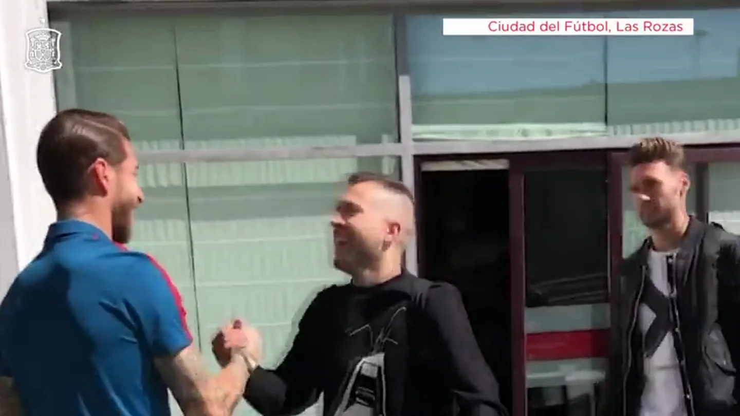 Sergio Ramos ejerce de capitán y recibe a todos sus compañeros Sergio Ramos ejerce de capitán y recibe a todos sus compañeros