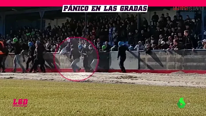 Ultras invaden un campo de fútbol en pleno partido y la Policía interviene metiendo el furgón sobre el césped