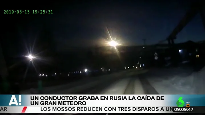 Un conductor graba la caída de un gran meteorito en Rusia