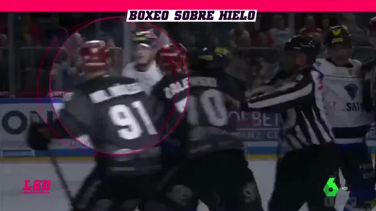 Venganza sobre el hielo: pelea entre dos jugadores de hockey ante la mirada del árbitro Venganza sobre el hielo: pelea entre dos jugadores de hockey ante la mirada del árbitro