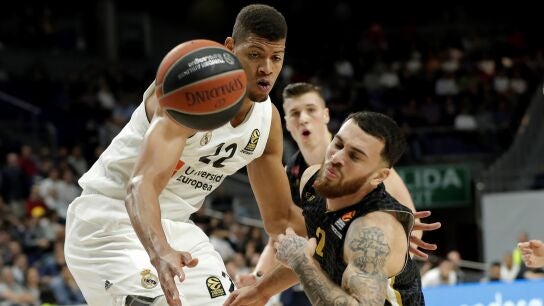 Tavares intenta detener a Mike James