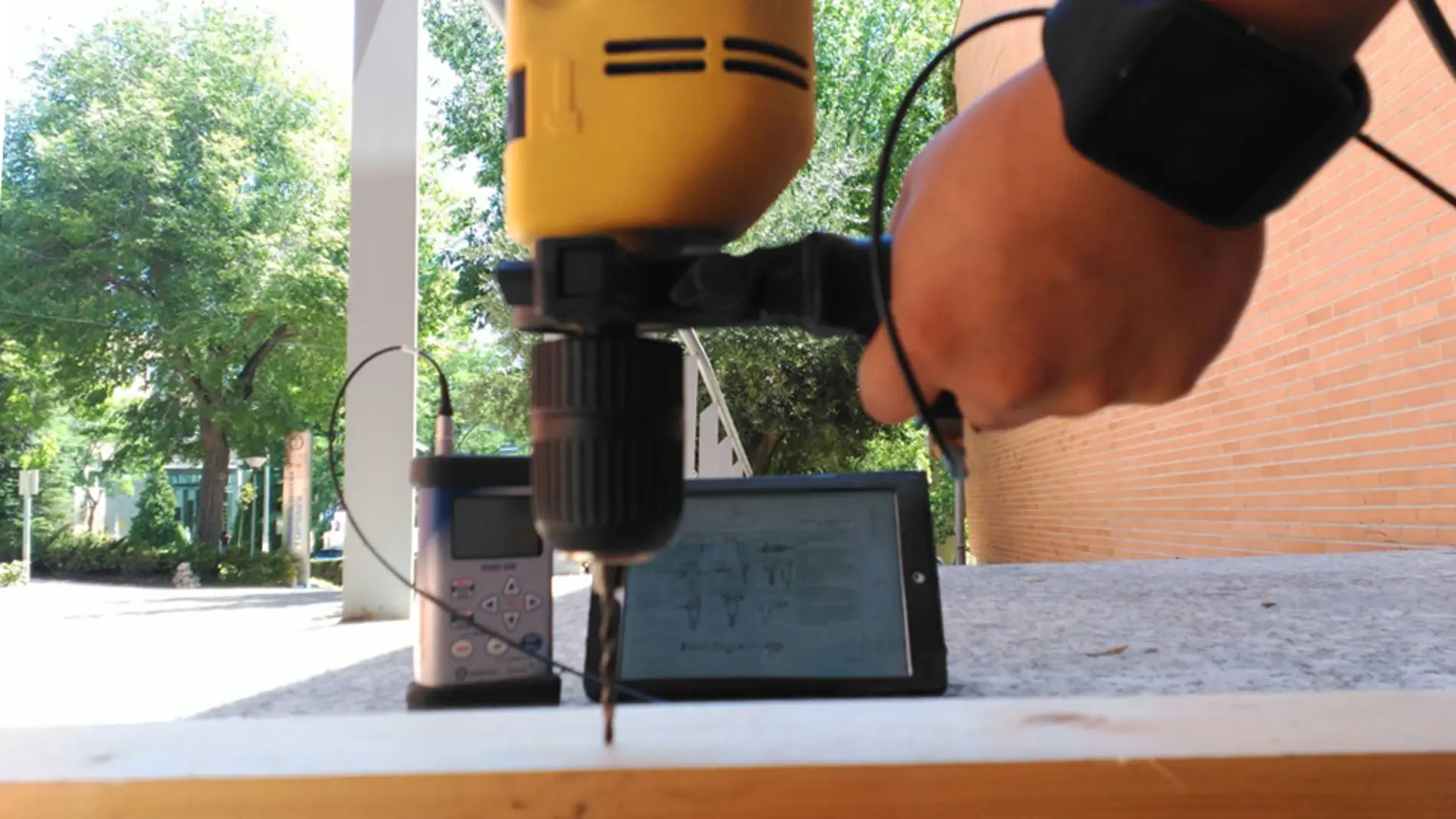 El potencial de un reloj inteligente para evaluar la vibración mano-brazo se evaluó en el laboratorio comparando un dispositivo de reloj inteligente con un vibrómetro de referencia.