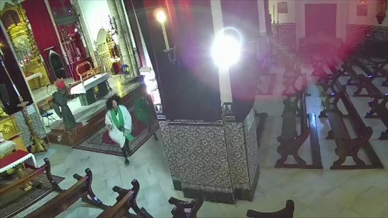 El vídeo del peculiar robo en una iglesia de Sevilla: sustraen ropa del cura para hacerse fotos de burla El vídeo del peculiar robo en una iglesia de Sevilla: sustraen ropa del cura para hacerse fotos de burla