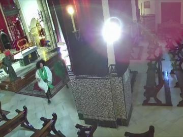El vídeo del peculiar robo en una iglesia de Sevilla: sustraen ropa del cura para hacerse fotos de burla