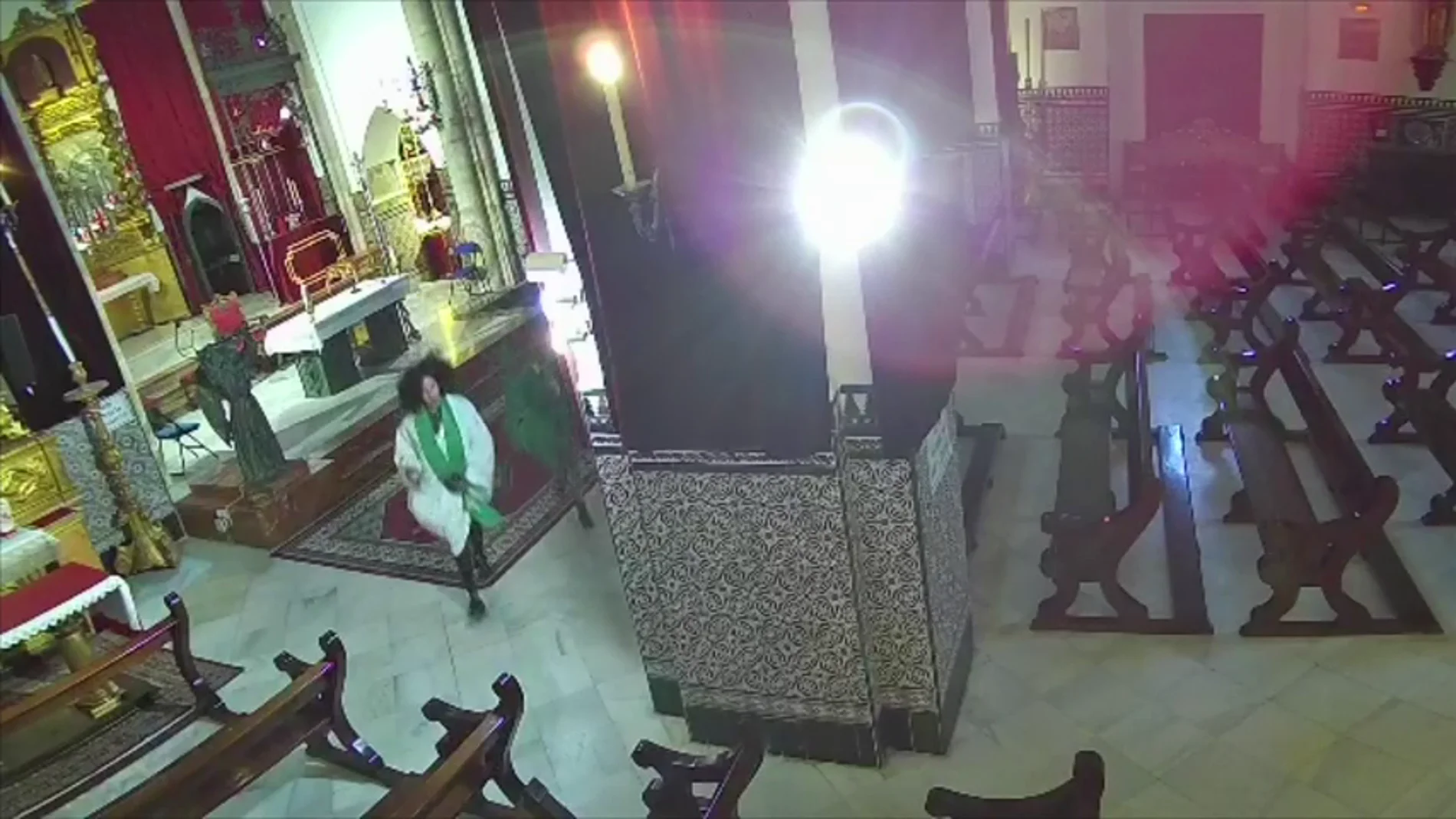 El vídeo del peculiar robo en una iglesia de Sevilla: sustraen ropa del cura para hacerse fotos de burla